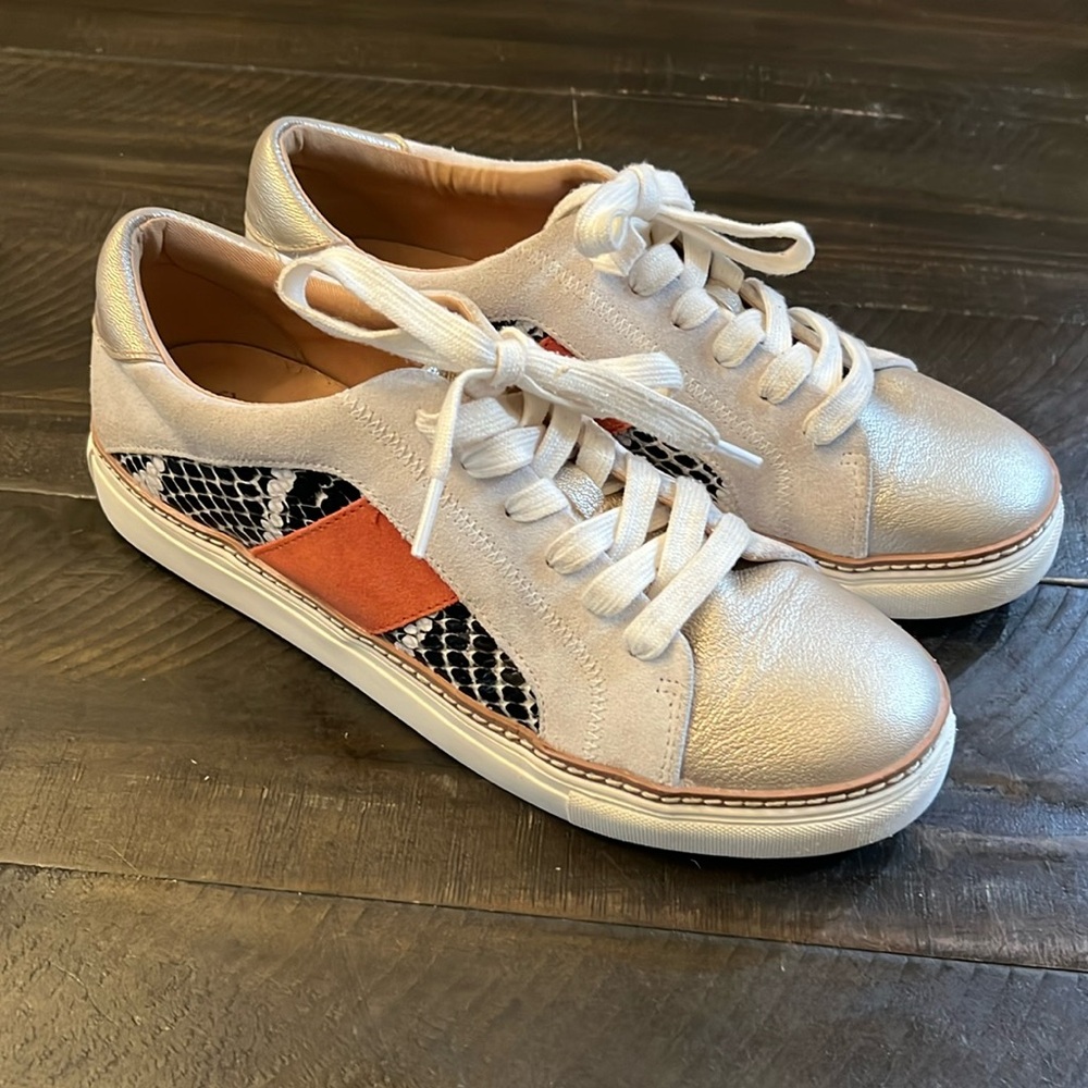 Women’s Crown Vintage  Tan/Gold/Orange Print Shoes Size 9.5 US!